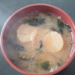 お麩とワカメとたまねぎのお味噌汁